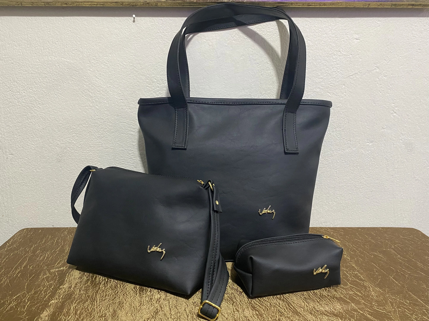 Combo Vélez en Cuero Dacota: Bolso, Carriel y Cosmetiquera – Elegancia y Estilo en un Solo Pack"