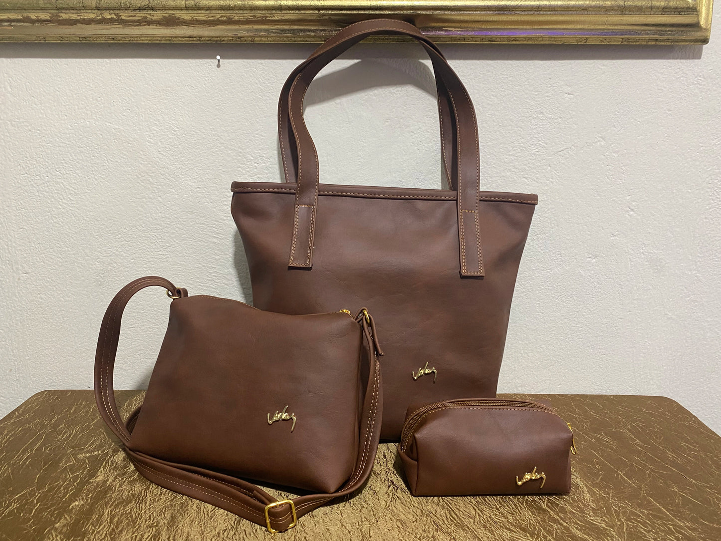 Combo Vélez en Cuero Dacota: Bolso, Carriel y Cosmetiquera – Elegancia y Estilo en un Solo Pack"