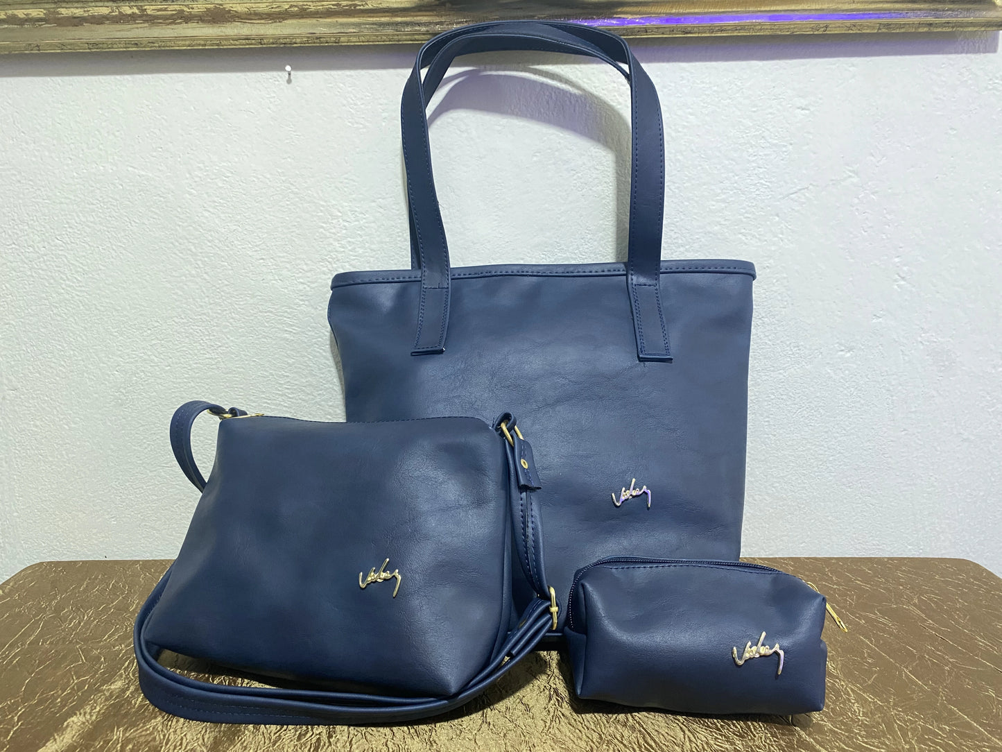 Combo Vélez en Cuero Dacota: Bolso, Carriel y Cosmetiquera – Elegancia y Estilo en un Solo Pack"