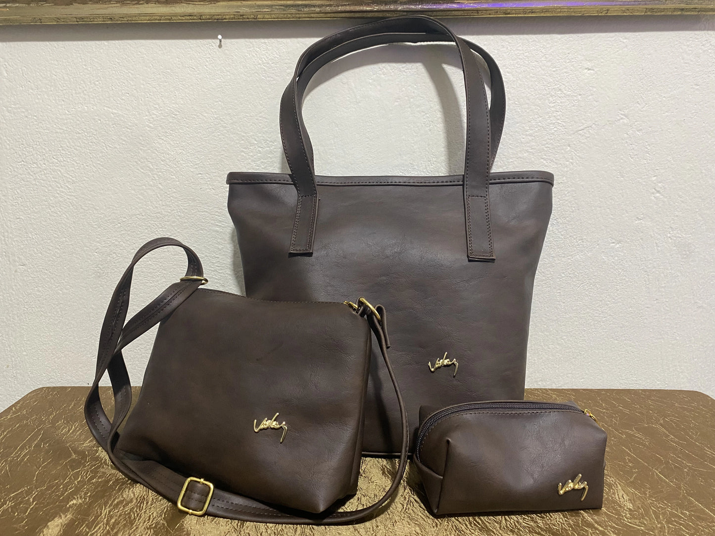 Combo Vélez en Cuero Dacota: Bolso, Carriel y Cosmetiquera – Elegancia y Estilo en un Solo Pack"
