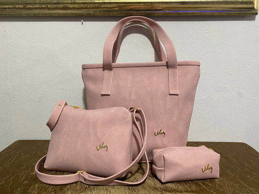 Combo Vélez en Cuero Dacota: Bolso, Carriel y Cosmetiquera – Elegancia y Estilo en un Solo Pack"
